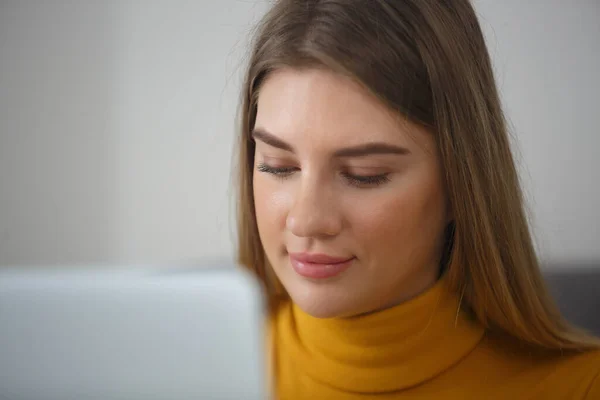 在电脑上工作的漂亮金发女人的画像 有重点的自由撰稿人在笔记本电脑上打字 — 图库照片