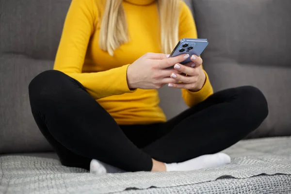 Chica Escribiendo Sms Mensaje Teléfono Móvil Mientras Está Sentado Sofá —  Fotos de Stock
