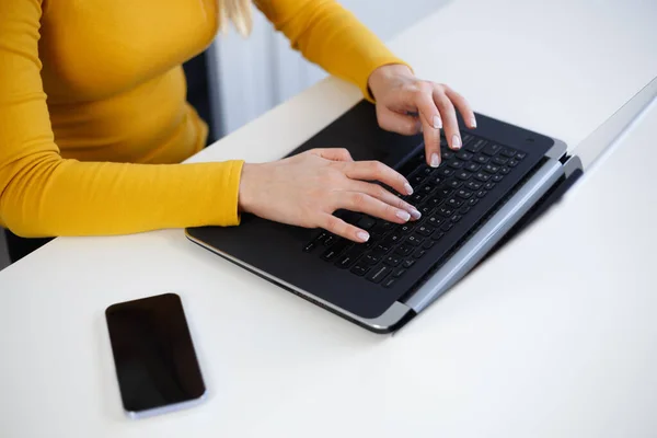 フリーランスのライターの女性は ノートパソコンのキーボードにテキストを入力します ノートPc上の女性プログラマーのコーディング — ストック写真