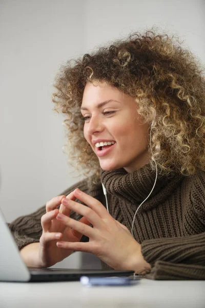 快乐的白人女人在网络摄像头上说话 与朋友在线交流的耳机中快乐的女性 — 图库照片