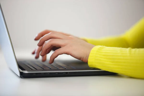Frau Tippt Text Auf Computertastatur Junge Frauen Arbeiten Büro Laptop — Stockfoto