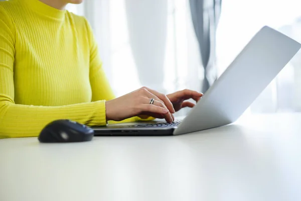 自宅のノートパソコンのキーボードにテキストを入力する女の子 ノートPcで働く若い女性 コンピュータ上でコーディングする女性プログラマー — ストック写真