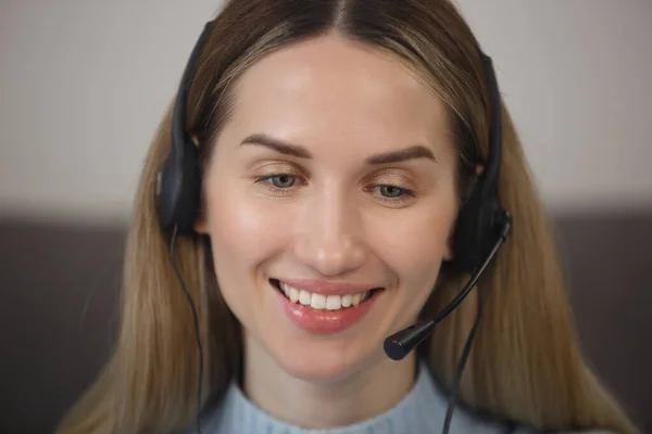 Przyjazny Asystent Online Zestawie Słuchawkowym Portret Wesołego Operatora Call Center — Zdjęcie stockowe
