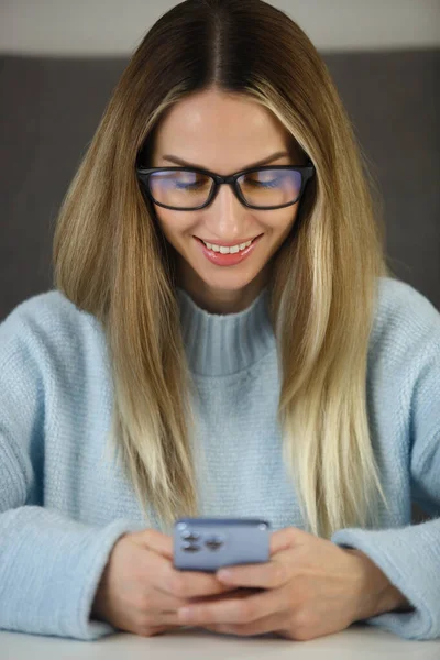 Ευτυχισμένη Λευκή Γυναίκα Πληκτρολογώντας Sms Μήνυμα Στο Κινητό Τηλέφωνο Χαρούμενη — Φωτογραφία Αρχείου