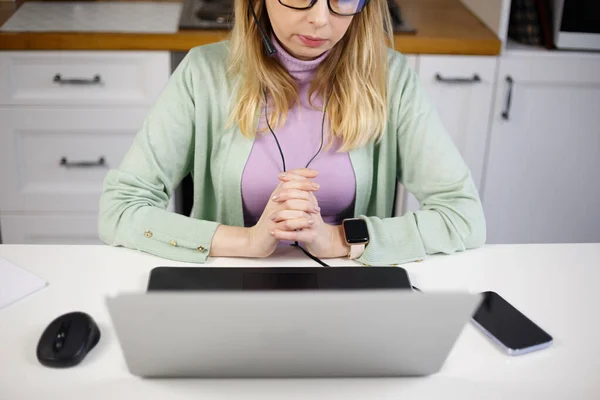 オンライン教師ビデオ通話で学生を教える ノートパソコンのウェブカメラで話すヘッドセットの白い大人の女性 — ストック写真