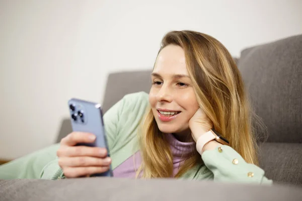 Glad Vit Kvinna Bläddrar Smartphone App När Ligger Soffan Vacker Stockbild