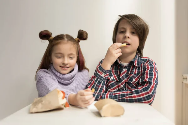 Két Kisgyerek Sült Krumplit Szendvicset Eszik Egy Gyorsétteremben Ebédre Aranyos — Stock Fotó