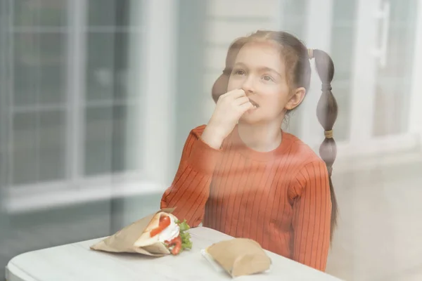 Little White Girl Ponytails Eating Fast Food Cafe Beautiful Child — Stock Photo, Image