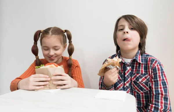 Hungriga Små Barn Äter Grekisk Snabbmat Till Lunch Årig Flicka — Stockfoto