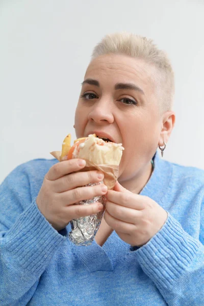 White Woman Short Hair Enjoying Greek Gyro Sandwich Portrait Hungry — Stock Photo, Image