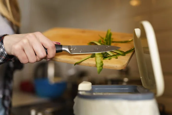 Μάγειρας Ανακυκλώνει Φλούδες Τροφίμων Ένα Κάδο Κομποστοποίησης Γυναίκα Μαγείρεμα Σαλάτα — Φωτογραφία Αρχείου