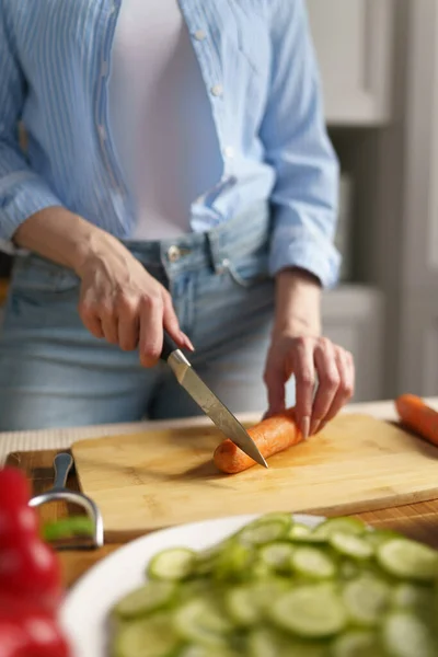 Kadın Salata Için Tahta Kesme Tahtasına Havuç Kesiyor Mutfağında Sağlıklı — Stok fotoğraf