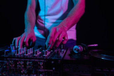 DJ 'in elleri müziği karıştırıyor. Profesyonel disk jokeyi ses karıştırıcı ve vinil turntable ile set çalar
