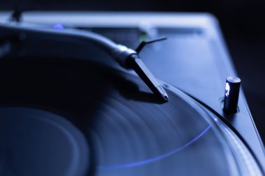 Vinil pikap iğnesi analog diskten müzik çalar. Pikabın üzerinde yüksek sadakatle müzik parçalarını dinle