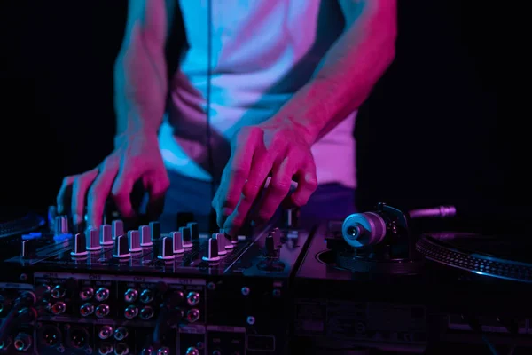 Elleri Müziği Karıştırıyor Profesyonel Disk Jokeyi Ses Karıştırıcı Vinil Turntable — Stok fotoğraf