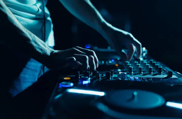 Techno Festa Tocando Música Com Mixer Som Gira Discos Club — Fotografia de Stock
