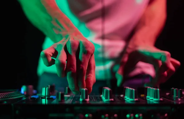 Руки Клубного Диджея Смешивают Музыку Аудио Миксером Крупном Размере Профессиональный — стоковое фото