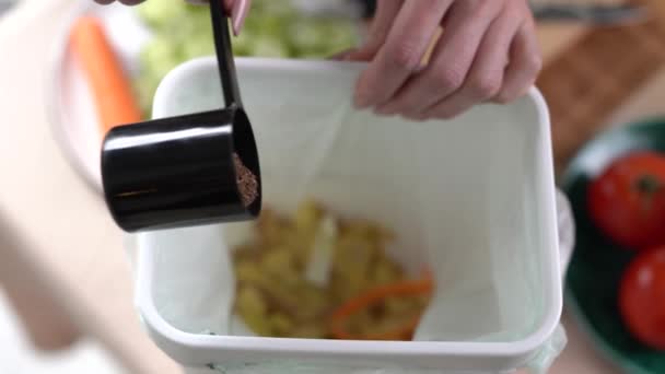 Weibliche Hand Legte Bokashi Kleie Einen Kompostbehälter Zur Fermentation Frau — Stockvideo