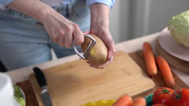 Vrouwelijke Persoon Die Aardappelen Van Dichtbij Schilt Vrouw Kookt Vegetarisch — Stockvideo