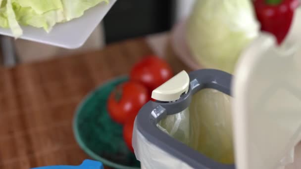 Cook Ρίχνουν Οργανικά Απόβλητα Τροφίμων Ένα Κάδο Κομποστοποίησης Για Ζύμωση — Αρχείο Βίντεο