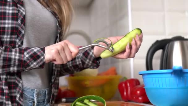 Een Vrouw Die Komkommers Afpelt Voor Het Ontbijt Thuis Vrouwelijke — Stockvideo