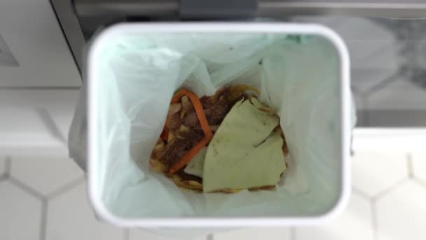 Kobieta Kompostuje Resztki Jedzenia Domu Żeński Recykling Odpadów Organicznych Koszu — Wideo stockowe