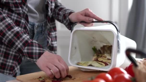 Hanımı Yemek Pişirir Organik Gıda Atıkları Gübreler Geri Dönüşüm Için — Stok video