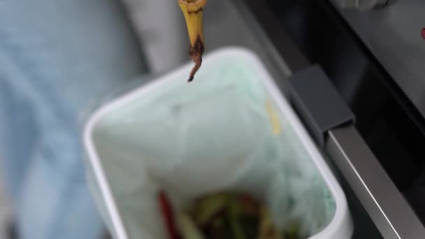 Kobieta Kompostuje Organiczne Odpady Żywnościowe Domu Kobieta Rzucająca Skórką Banana — Wideo stockowe