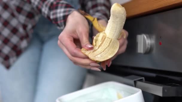 Жінка Кидає Бананову Шкірку Компост Жінка Переробляє Органічні Харчові Відходи — стокове відео