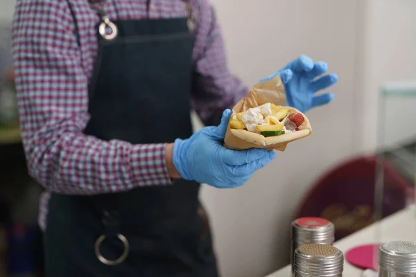 Cuisiner Préparant Sandwich Enveloppant Gyros Dans Restaurant Restauration Rapide Homme — Photo