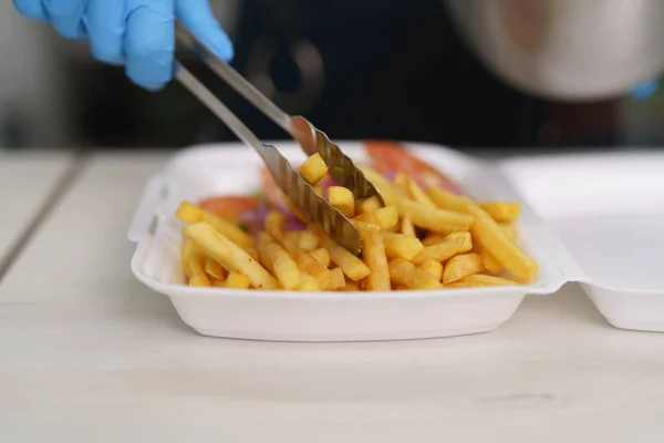 Koken Bereiden Lunchbox Voor Afhaalmaaltijden Een Fast Food Restaurant Keukenarbeider — Stockfoto
