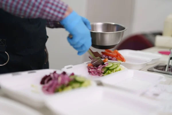Vaření Příprava Občerstvení Krabice Krájenou Zeleninou Kuchyňské Lince Řecké Restauraci — Stock fotografie