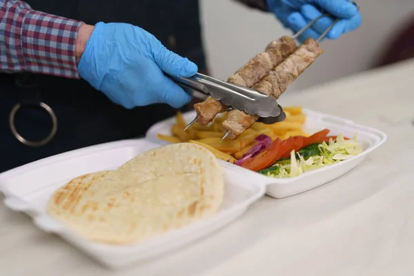 Chef Kok Gedaan Gegrild Vlees Een Lunchbox Met Traditionele Griekse — Stockfoto
