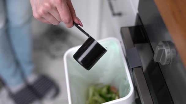 Frau Gießt Bokashi Ferment Einen Kompostbehälter Mit Organischen Lebensmittelabfällen Verantwortungsbewusste — Stockvideo
