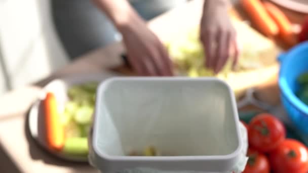 Ansvarsfull Kvinna Återvinner Organiskt Matavfall Kompostbehållare Hemma Kvinna Person Matlagning — Stockvideo