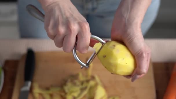 Weibliche Hände Schälen Kartoffeln Großaufnahme Mit Einem Schäler Frau Kocht — Stockvideo
