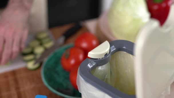 Kook Het Recyclen Van Organisch Voedselafval Een Compostcontainer Thuis Man — Stockvideo