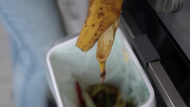 Huisvrouw Recycleert Organisch Voedselafval Een Compostbak Vrouwelijke Persoon Die Restjes — Stockvideo