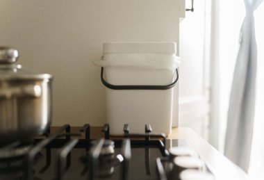 Mutfak tezgahında iç gübre kutusu. Organik gıda atıkları ve artıklar için Bokashi konteynırı. Sürdürülebilir yaşam tarzı kavramı