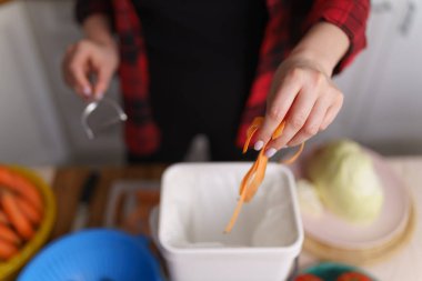Kadın aşçı fermantasyon için gübre kutusuna organik gıda atıyormuş. Yemek artıklarını bir Bokashi konteynerinde geri dönüşüm yapan bir kadın.