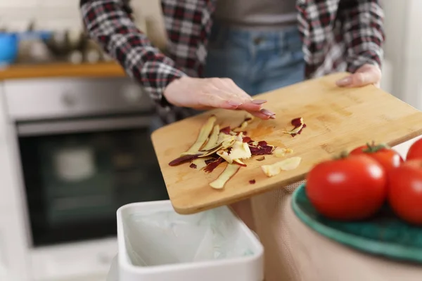 Aşçı Evdeki Gübre Kutusunda Yiyecek Kabuklarını Geri Dönüştürüyor Kadın Fermantasyon — Stok fotoğraf