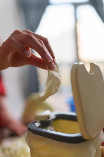 Kadın Elleri Gübre Kabına Geri Dönüşümlü Yiyecek Atıyorlar Bokashi Kutusunda — Stok fotoğraf
