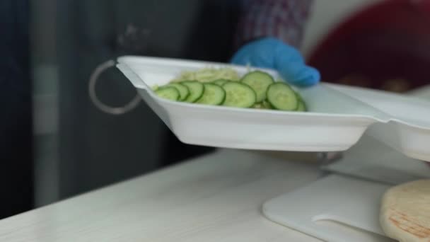 Koch Bereitet Lunchbox Mit Frischem Gemüse Restaurantküche — Stockvideo