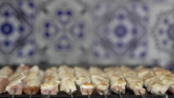 Ясо Свинини Шампурах Готують Електричній Сковороді Комерційній Кухні — стокове відео