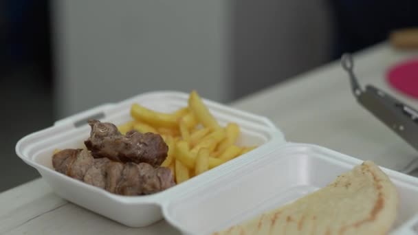 Koch Bereitet Traditionelle Griechische Kalamaki Mit Schweinefleisch Einer Lunchbox Zum — Stockvideo
