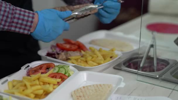 Cozinheiro Prepara Lancheiras Com Prato Kalamaki Grego Com Carne Souvlaki — Vídeo de Stock