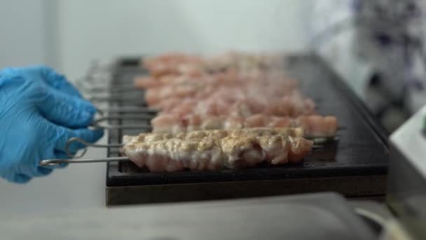 Cocine Convirtiendo Carne Cerdo Pinchos Una Parrilla Una Cocina Comercial — Vídeo de stock