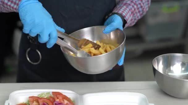패스트푸드 점에서 도시락을 부엌에서 일하는 플라스틱 용기에 감자튀김을 — 비디오