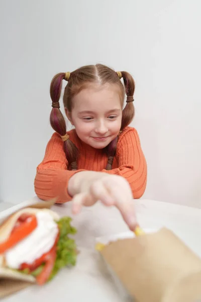 Hungriges Kleines Mädchen Das Fast Food Zum Mittagessen Einem Restaurant — Stockfoto