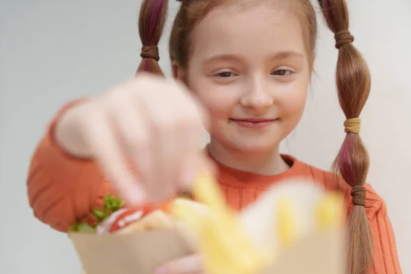 かわいい女の子はファーストフードレストランでフライドポテトを食べています かなりウクライナの子供の肖像画ポテトチップを取って — ストック写真